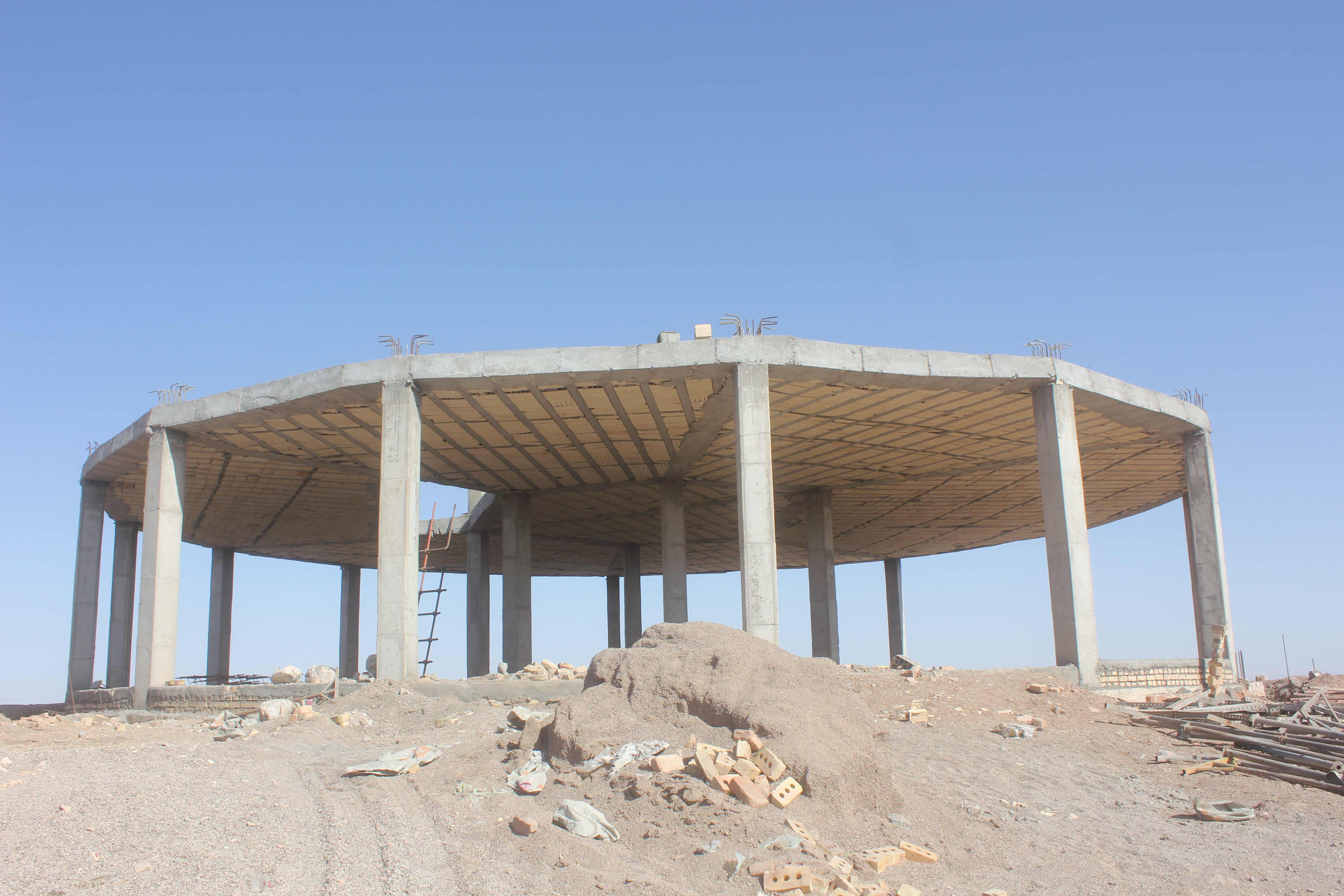 انجام عملیات اجرایی ساختمان کمپ گردشگری نجوم در کویر سه قلعه شهرستان سرایان